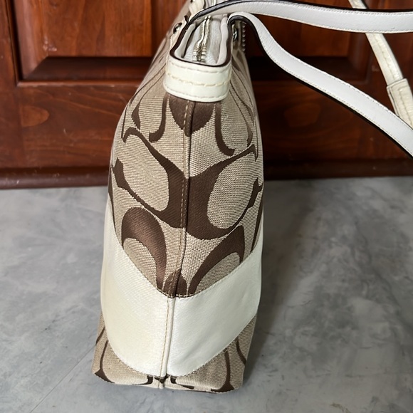 Coach Signature C pattern ivory stripe Like New shoulder bag  ivory leather Trim - Picture 12 of 16